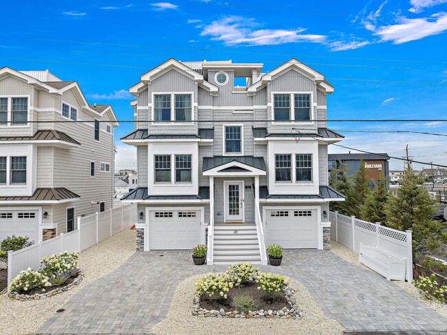 property at 10 E Delaware Ave