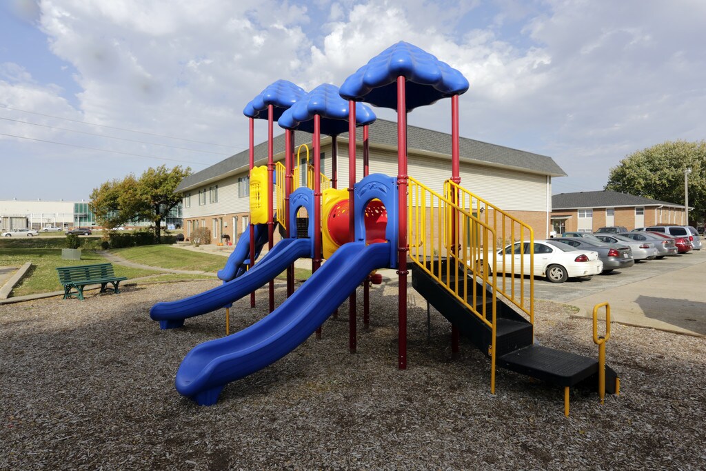 Pinecrest Apartments Normal, IL Apartments