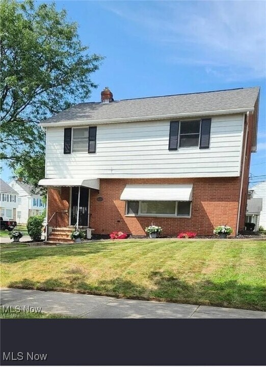 16805 Scottsdale Blvd in Shaker Heights, OH - Building Photo