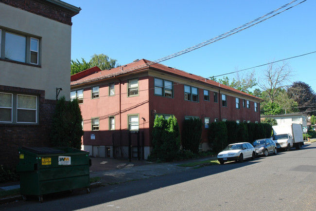 Santa Monica Court Apartments in Portland, OR - Foto de edificio - Building Photo