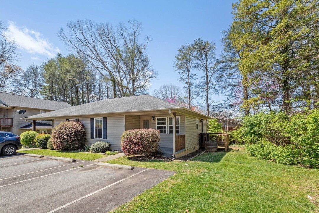 206 Gatchell St in Black Mountain, NC - Building Photo