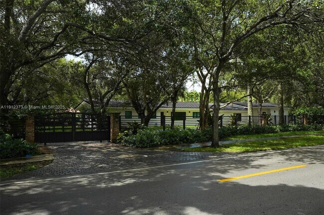 6230 SW 112th St in Miami, FL - Building Photo - Building Photo