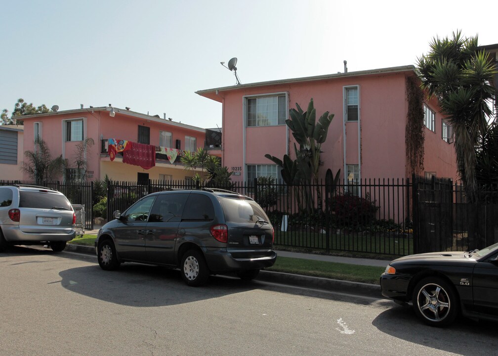 10235 S 10th Ave in Inglewood, CA - Building Photo