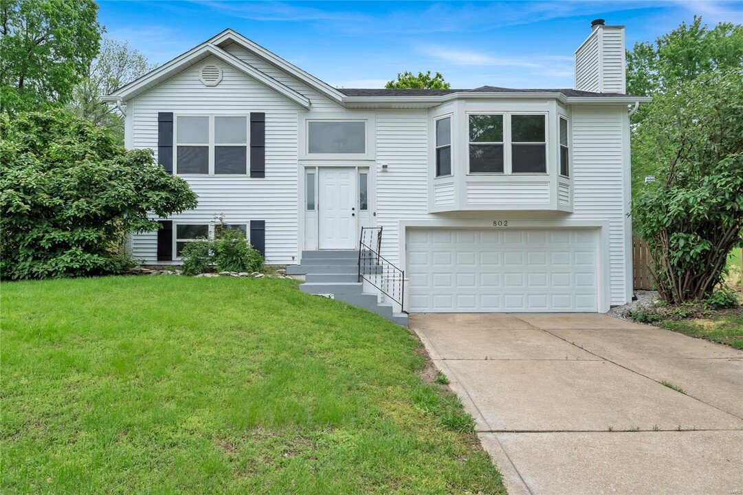 802 Notre Dame Dr in O'Fallon, MO - Building Photo