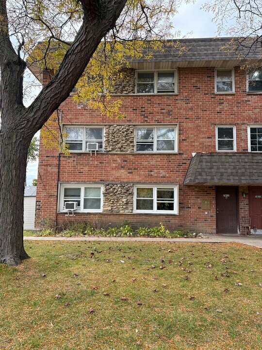 7411 Astor Ave, Unit 2A in Hanover Park, IL - Building Photo