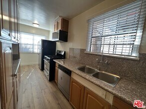 4956 S San Vicente Blvd in Los Angeles, CA - Building Photo - Building Photo