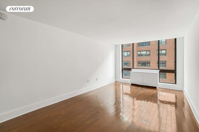 300 E 64th St in New York, NY - Building Photo - Building Photo