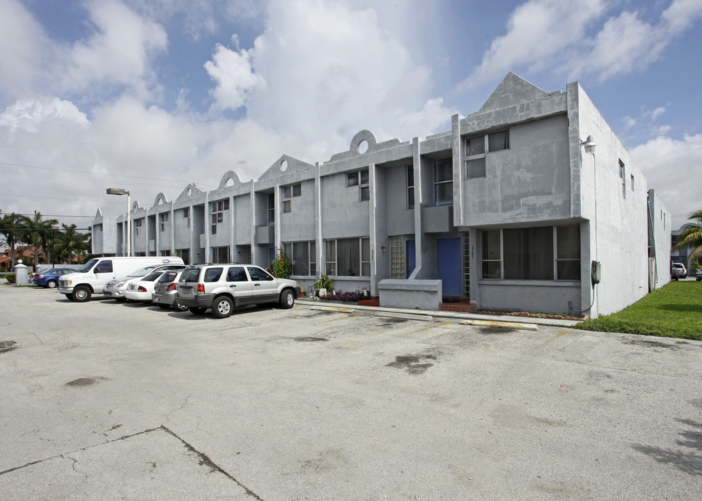 Lagomar at Lake Belle in Hialeah, FL - Building Photo