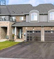 7 Pinot Cres in Hamilton, ON - Building Photo
