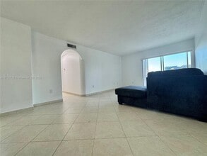 400 Kings Point Dr in Sunny Isles Beach, FL - Foto de edificio - Building Photo