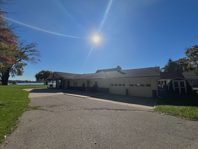 327 Big Bay Dr in Holland, MI - Building Photo - Building Photo
