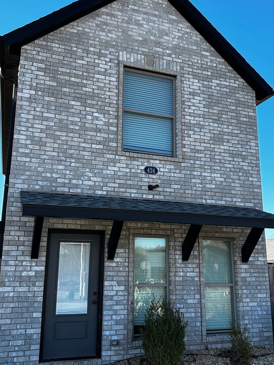 424 N F St in Rogers, AR - Building Photo