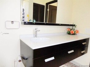 427 Golden Isles Dr-Unit -Apt 16D in Hallandale Beach, FL - Building Photo - Building Photo