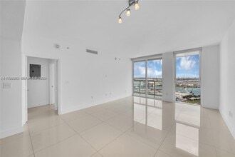 253 NE 2nd St, Unit 2307 in Miami, FL - Building Photo - Building Photo