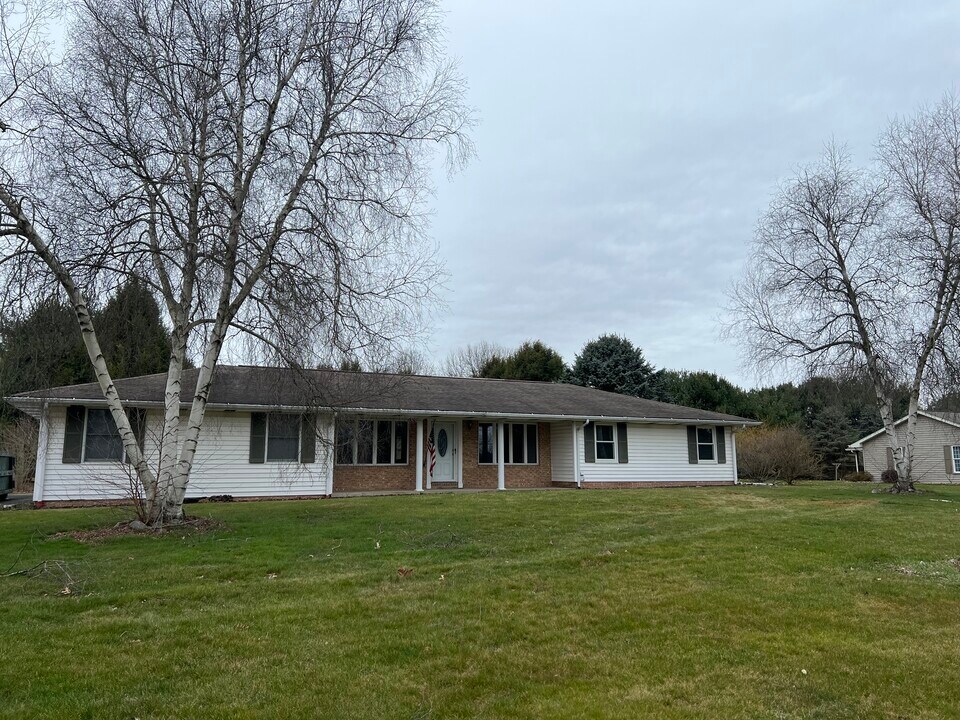 49980 N Park Cir in East Liverpool, OH - Building Photo