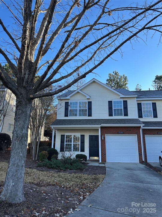 15583 Stronvar House Ln in Charlotte, NC - Building Photo