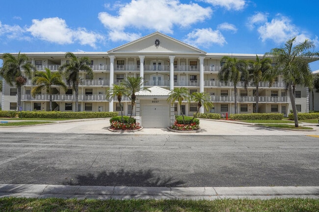 6037 Balboa Cir in Boca Raton, FL - Foto de edificio - Building Photo