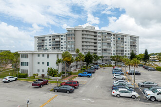 Fifth Moorings Condominium in North Miami Beach, FL - Building Photo - Building Photo