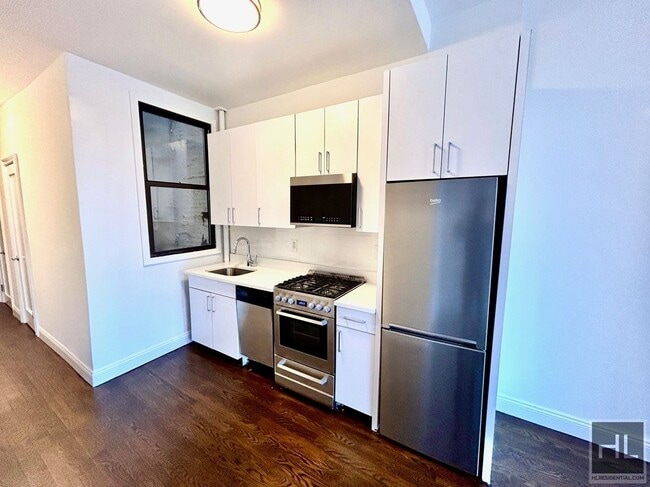 E 88 St, Unit 2D in New York, NY - Building Photo - Building Photo