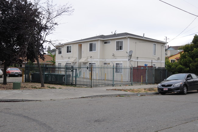 4525 Fairfax Ave in Oakland, CA - Foto de edificio - Building Photo