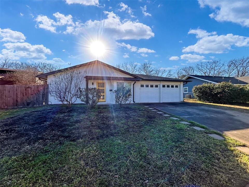 1003 Emerald Wood Dr in Austin, TX - Building Photo