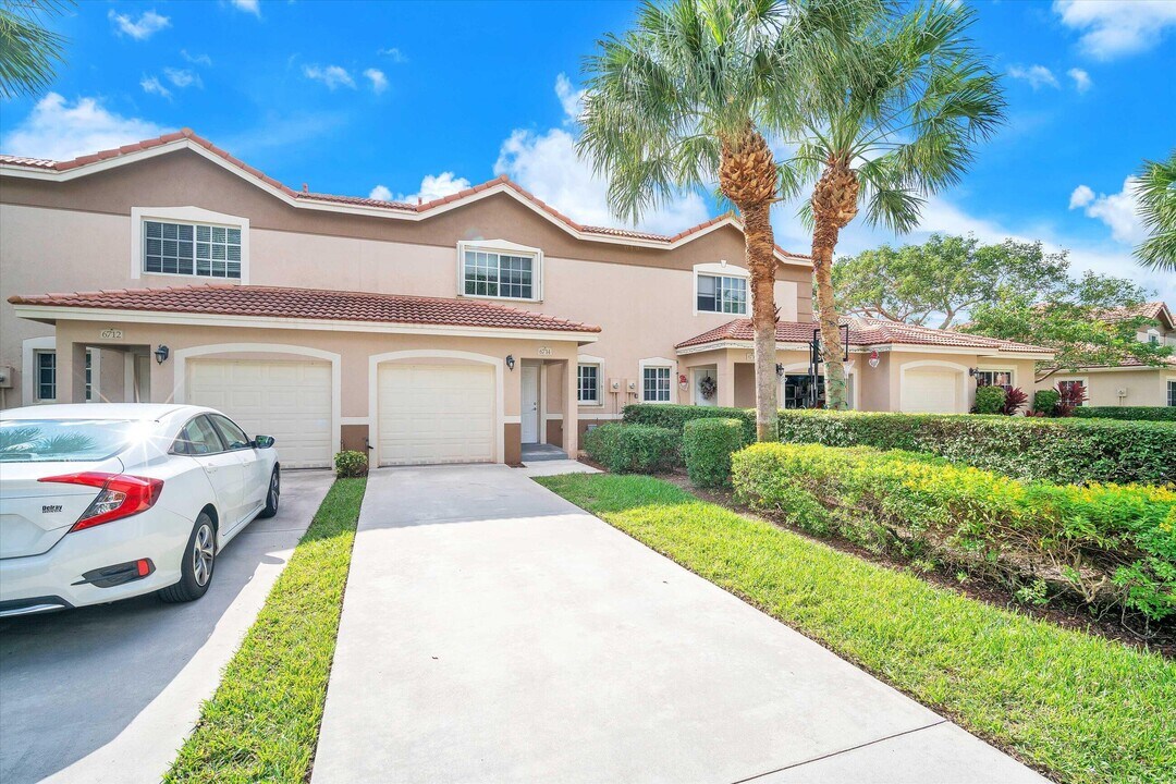 6714 Old Farm Trail in Boynton Beach, FL - Building Photo