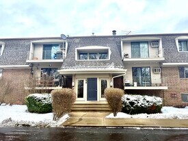 154 E Bailey Rd in Naperville, IL - Building Photo