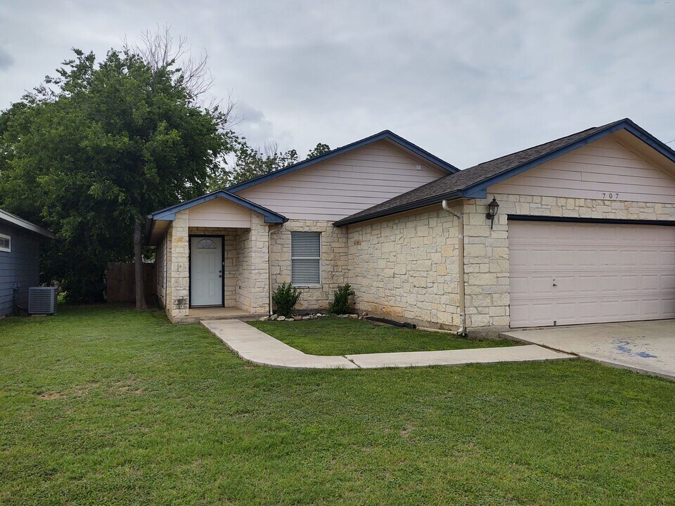 707 Sturgeon Dr in San Marcos, TX - Building Photo