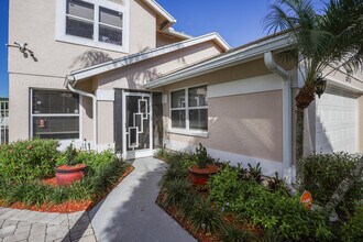 3875 Circle Lake Dr in West Palm Beach, FL - Building Photo - Building Photo
