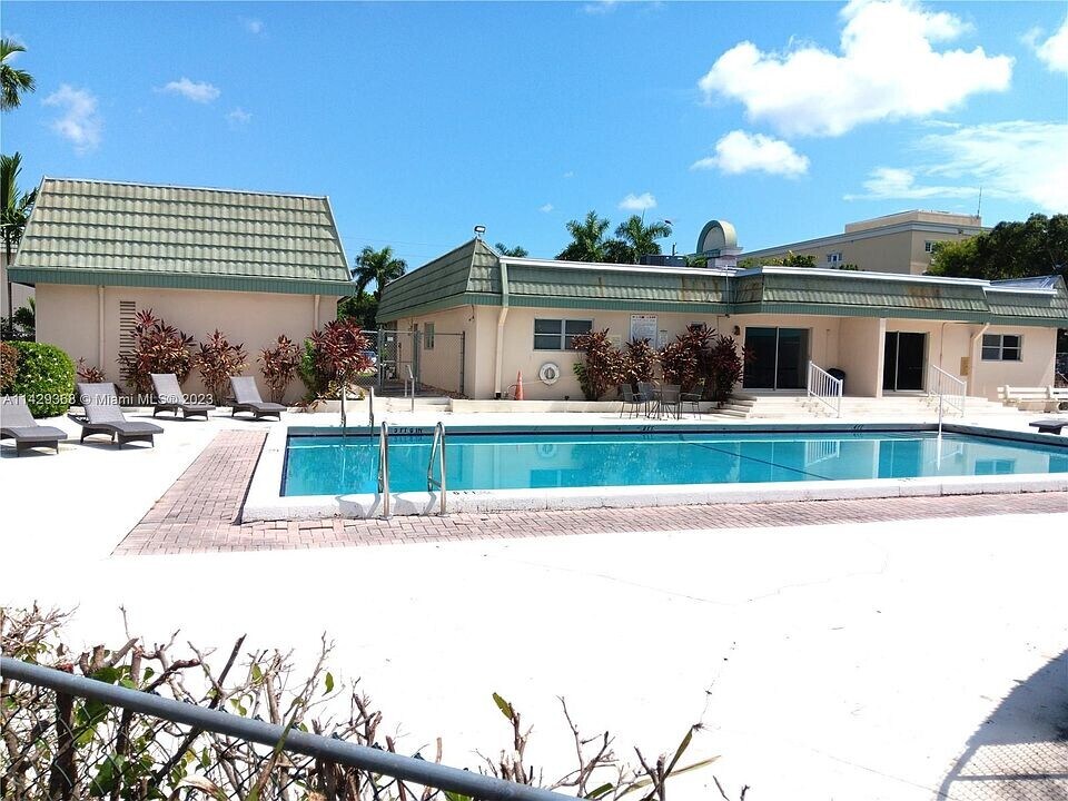 5790 Stirling Rd, Unit 203 in Hollywood, FL - Building Photo