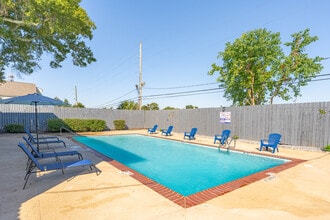Oak Alley Apartments in Gretna, LA - Foto de edificio - Building Photo