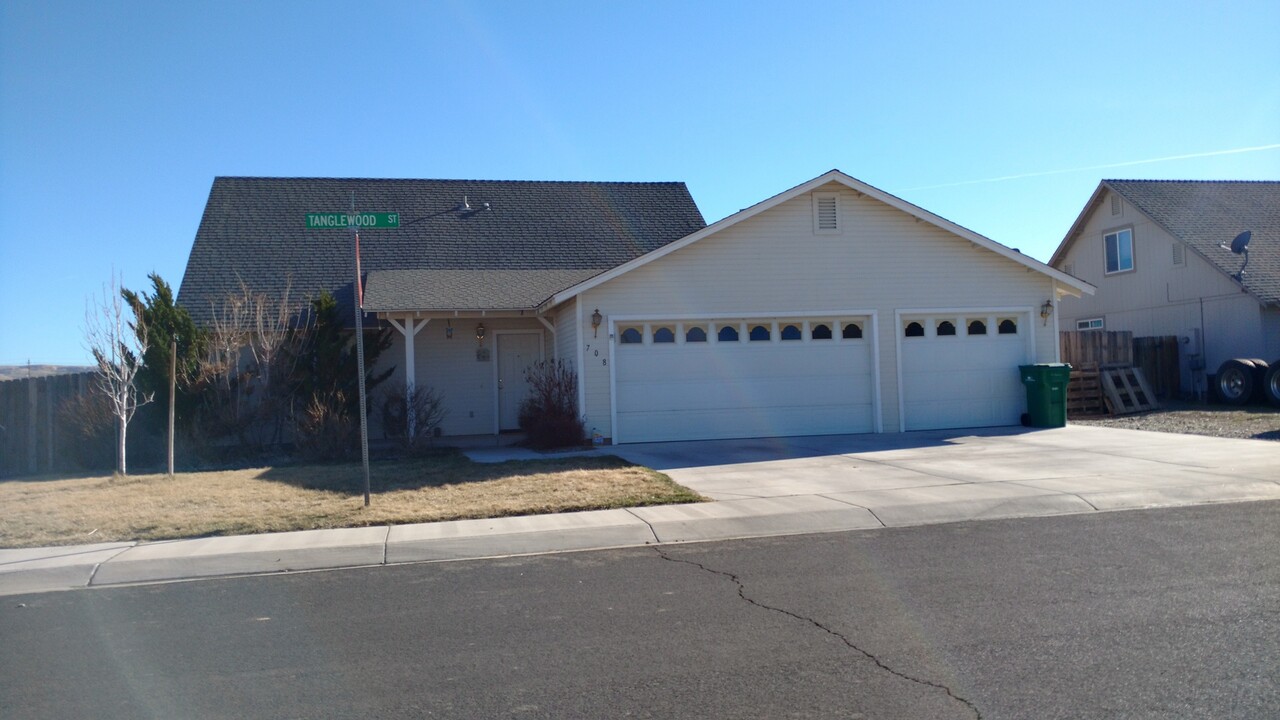 708 Tanglewood Dr in Fernley, NV - Building Photo