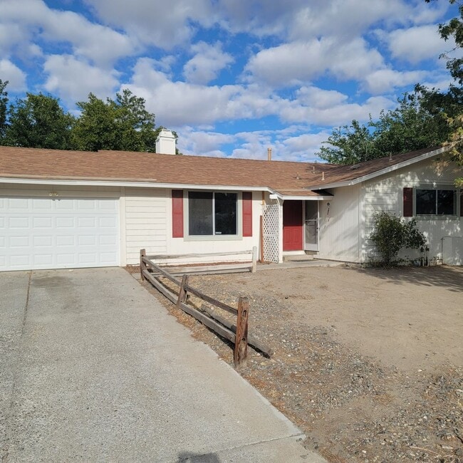 390 Aspen Way in Fernley, NV - Foto de edificio - Building Photo