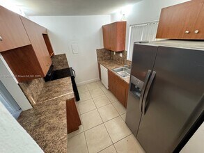 161 Lakeview Dr in Weston, FL - Building Photo - Building Photo