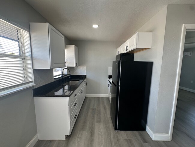 1122 Neptune Dr in Ruskin, FL - Foto de edificio - Building Photo