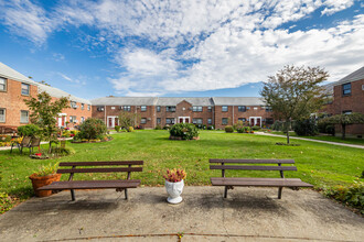 Clearview Gardens in Whitestone, NY - Building Photo - Building Photo