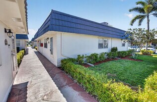 102 Waterford D in Delray Beach, FL - Building Photo