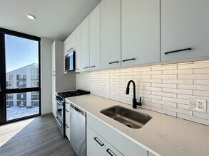 2155 N Elston Ave, Unit 256 in Chicago, IL - Building Photo - Building Photo