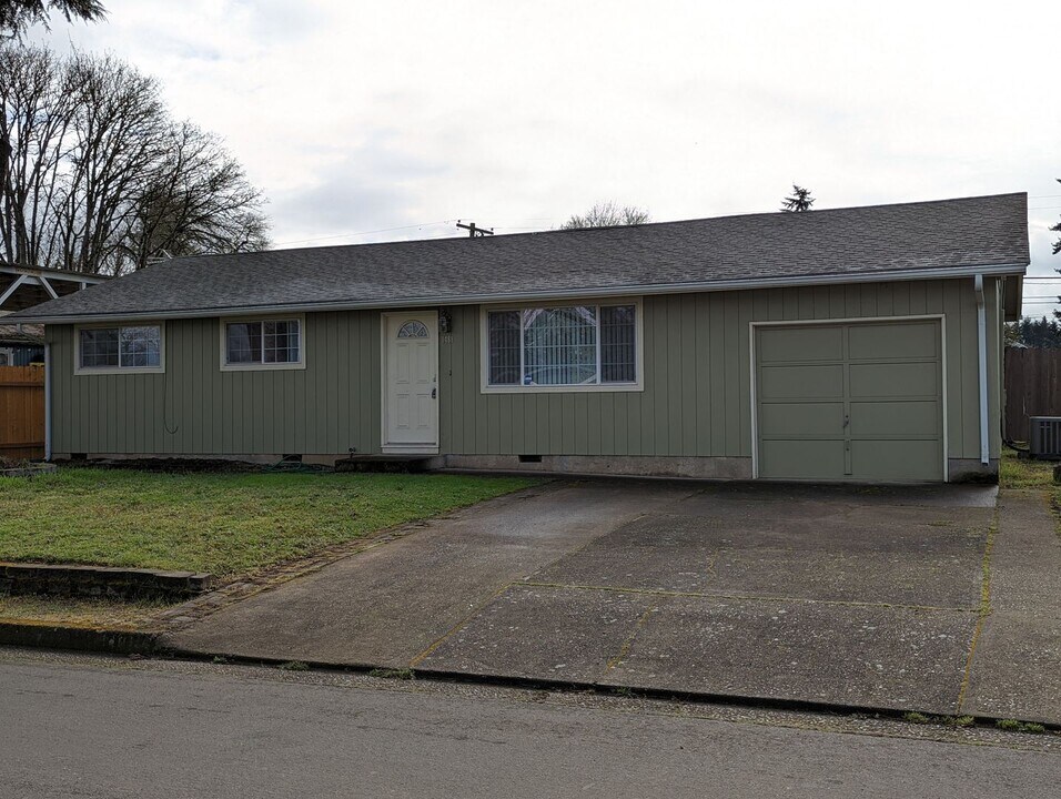 1481 W Fairview Dr in Springfield, OR - Building Photo