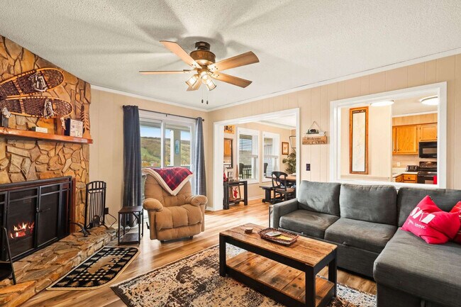 301 Pinnacle Inn Rd in Beech Mountain, NC - Foto de edificio - Building Photo