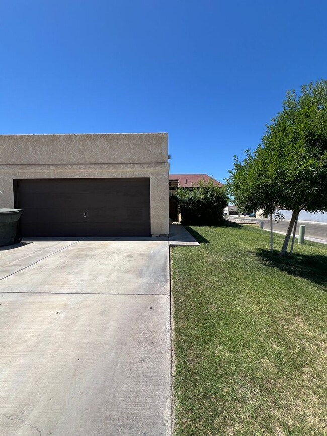 property at 1543 W Hillside Pl
