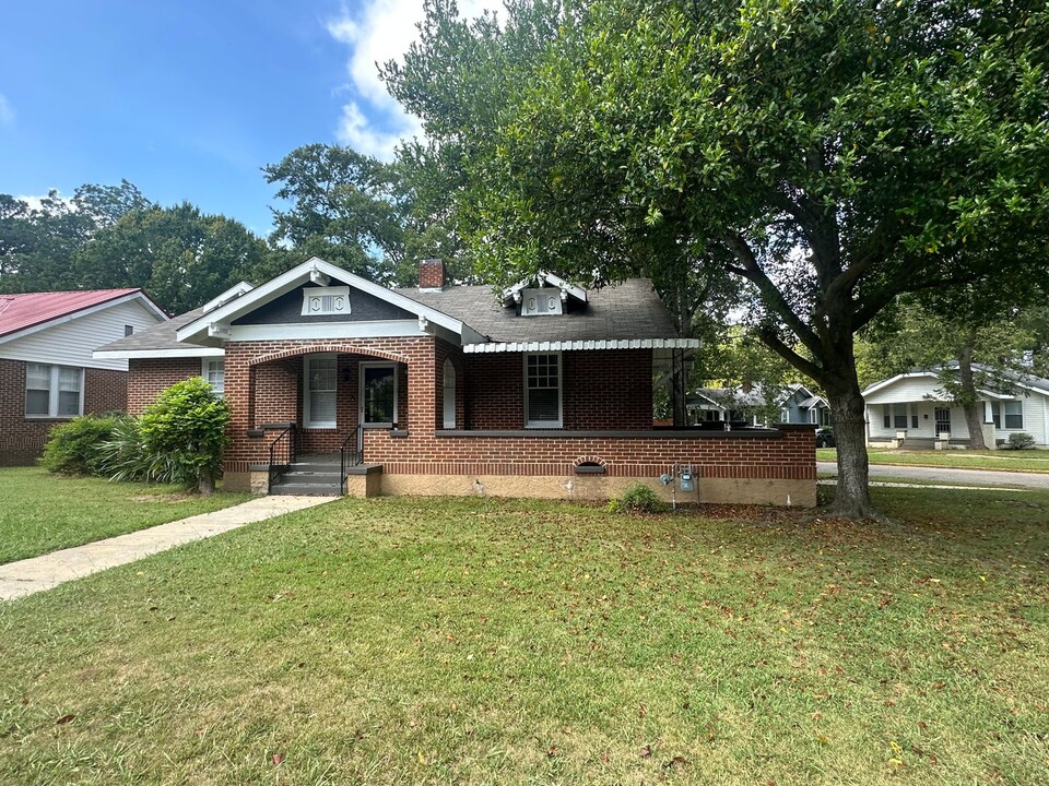 1536 Woodstock Ave in Anniston, AL - Building Photo