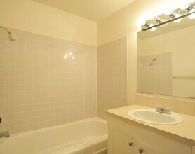 Hood Village Apartments in Gresham, OR - Foto de edificio - Building Photo