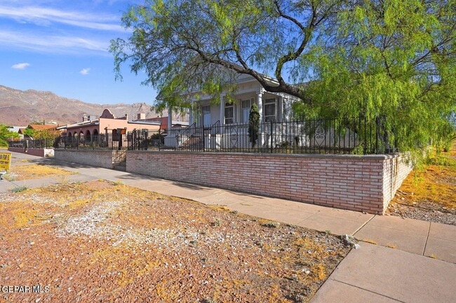 property at 3225 Fort Blvd