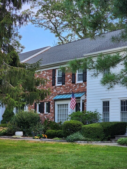 96 East Ave in New Canaan, CT - Building Photo