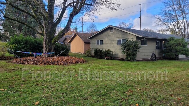 220 Sunnyside Dr in Eugene, OR - Building Photo - Building Photo