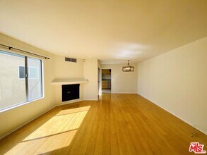 11849 Mayfield Ave-Unit -103 in Los Angeles, CA - Building Photo - Building Photo