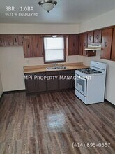 9531 W Bradley Rd in Milwaukee, WI - Building Photo - Building Photo