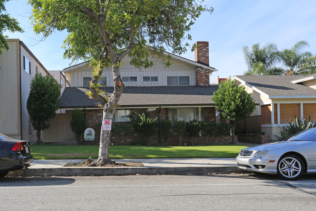 322 E Dryden St in Glendale, CA - Building Photo