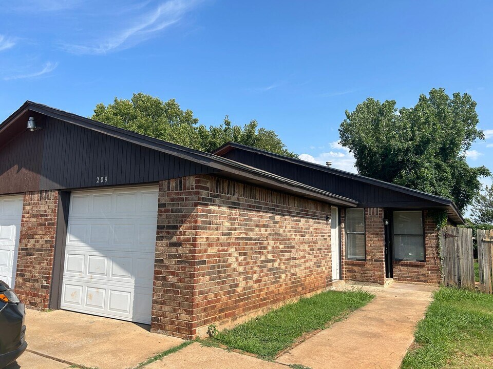 209 Windsor Way in Midwest City, OK - Building Photo